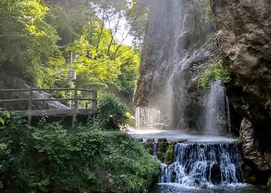 开车去陌生地方宁愿在地上扎堆，也不愿意将车停在地下车库，这是为什么呢？游戏画面